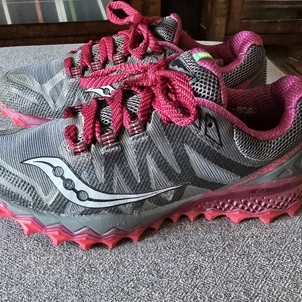 Saucony Women Xodus 3 Gray and Pink Athletic Shoes